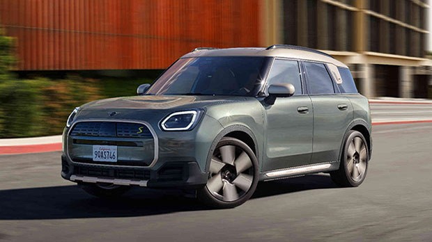 Vollelektrischer MINI Cooper an IONITY Ladesäule Vollelektrischer MINI Cooper Seitenansicht an IONITY Ladesäule
